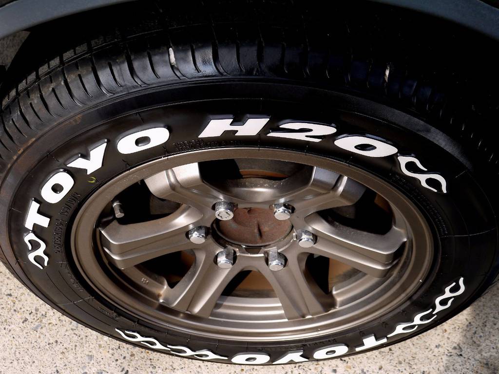 足元にはキーラフィールド１６インチにＴＯＹＯ Ｈ２０タイヤをセット！！