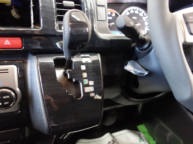 シフトノブも変更済み！！