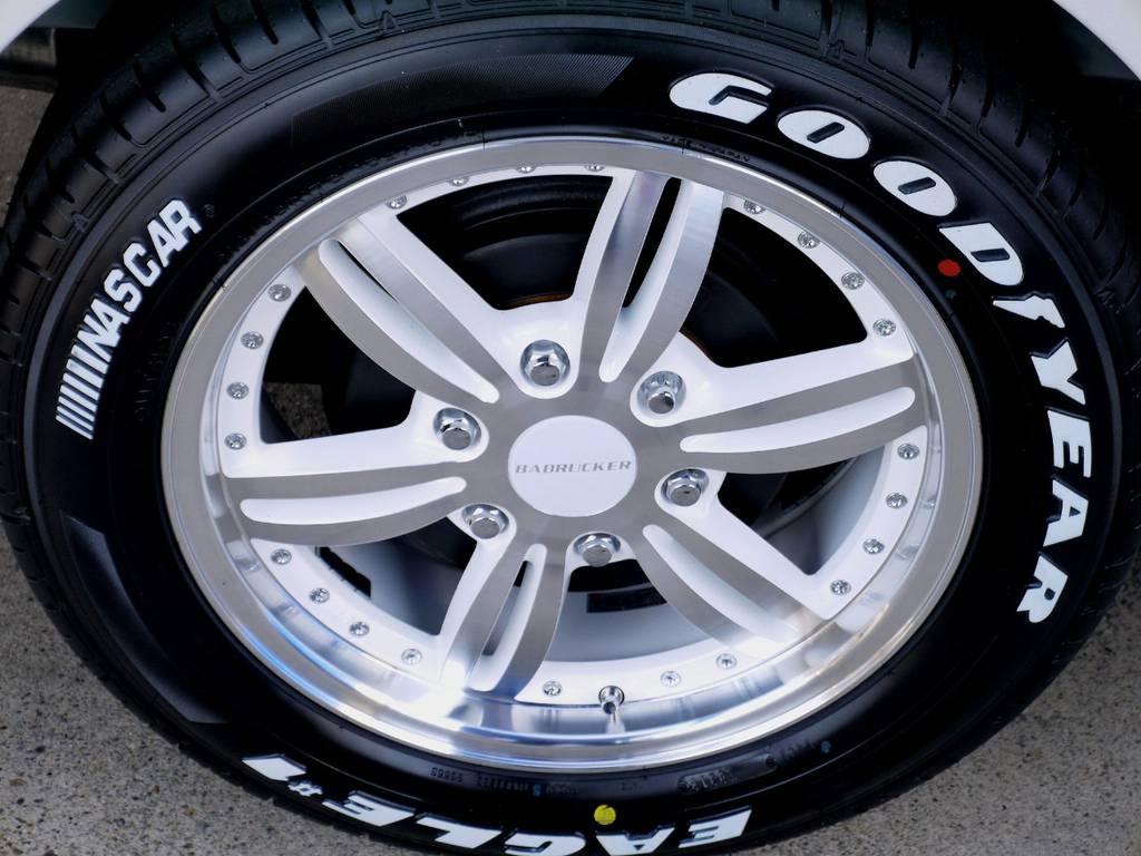 足元には４１５ＣＯＢＲＡ バットラッカーⅢ１７インチにナスカータイヤをインストール！！
