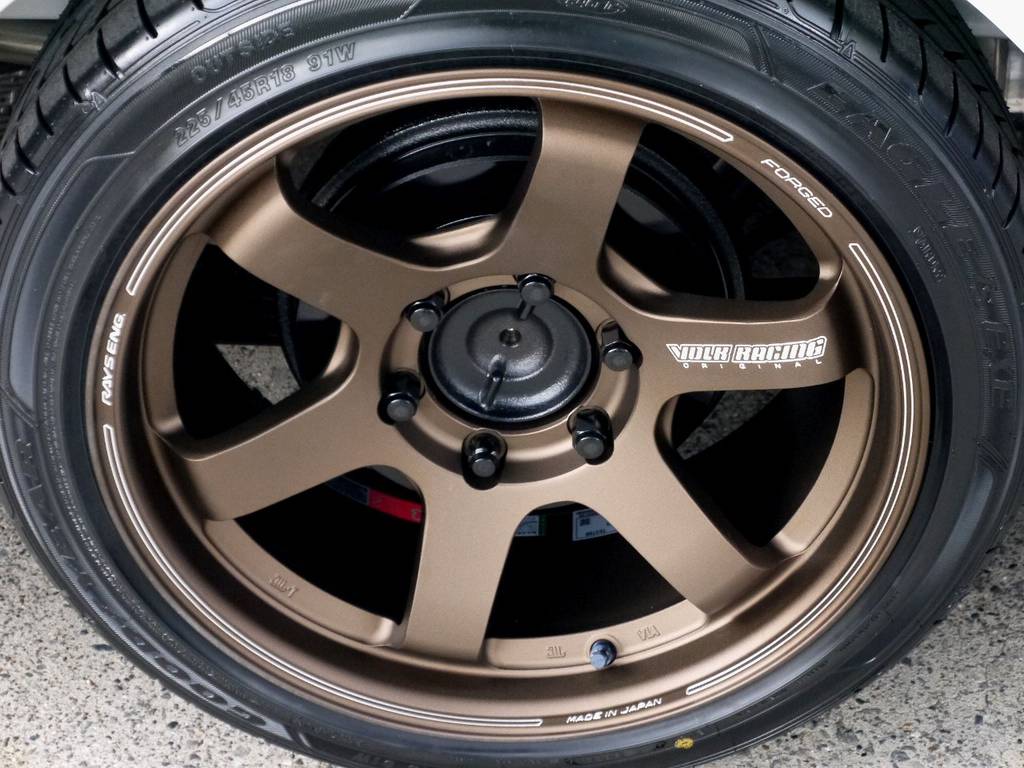 足元にはＶＯＬＫ ＲＡＣＩＮＧ ＴＥ３７ＳＢ １８インチアルミをインストール！！