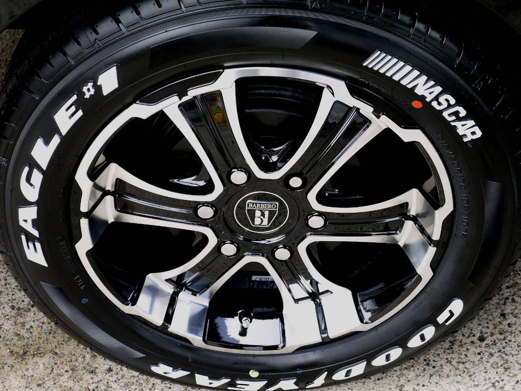 足元にはバルベロ ワイルドディープス１７インチにナスカータイヤをインストール！！