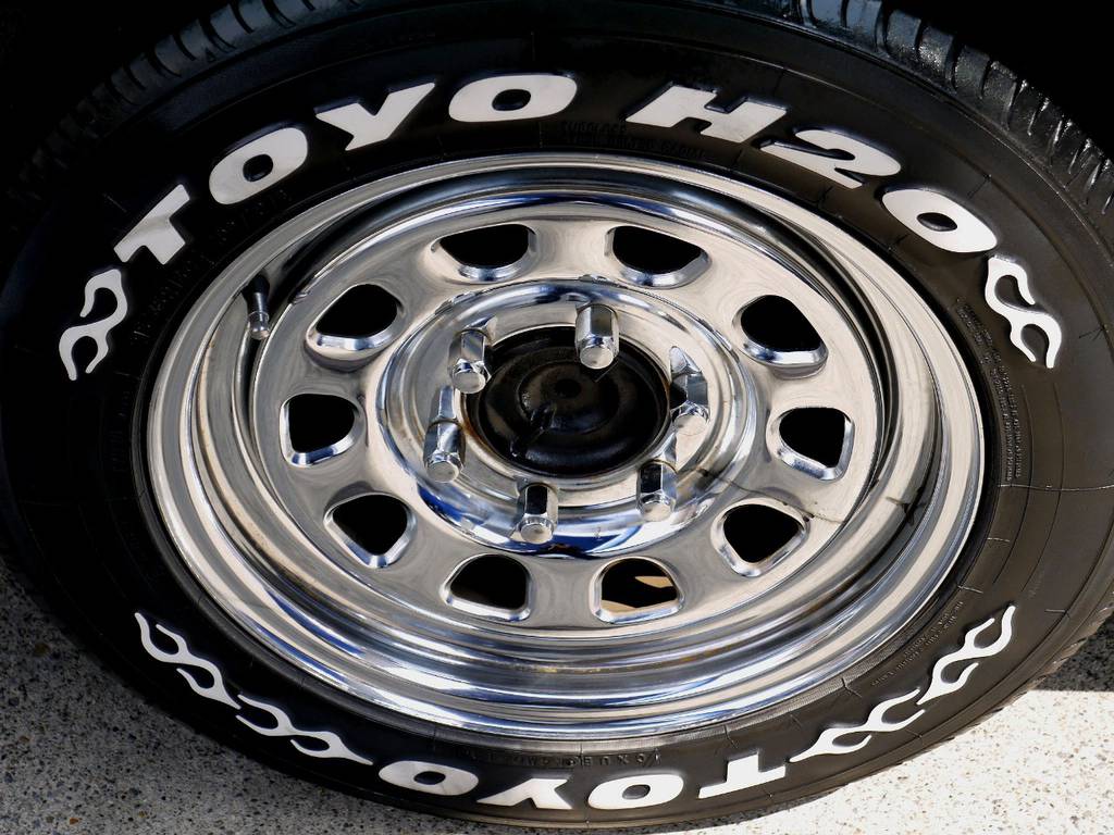 足元にはデイトナクローム１６インチにＴＯＹＯ Ｈ２０タイヤをセット！！