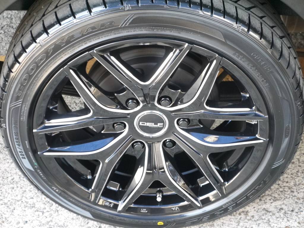 足元にはフレックスオリジナル Ｄｅｌｆ０１ １８インチアルミをインストール！！