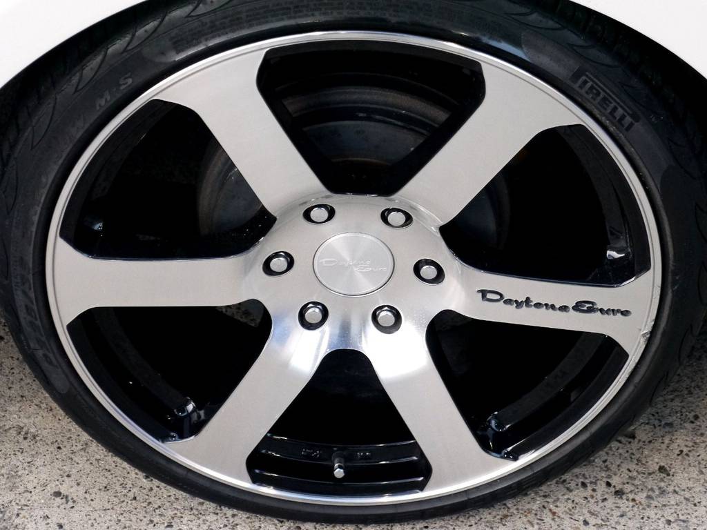 足元にはデイトナユーロＪＤＭ－ＳＩＸ２０インチアルミをセット！！