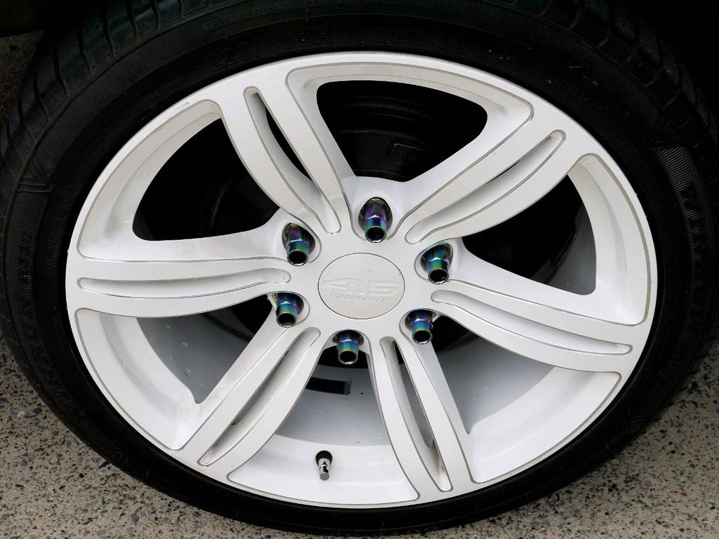 足元には４１５ＣＯＢＲＡ バットラッカーＷＸ１８インチアルミをセット！！