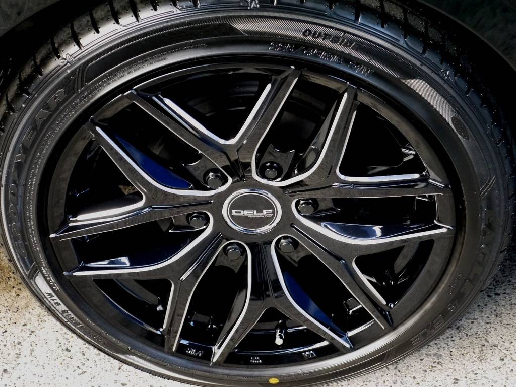 足元にはフレックスオリジナル Ｄｅｌｆ０１ １８インチアルミをインストール！！