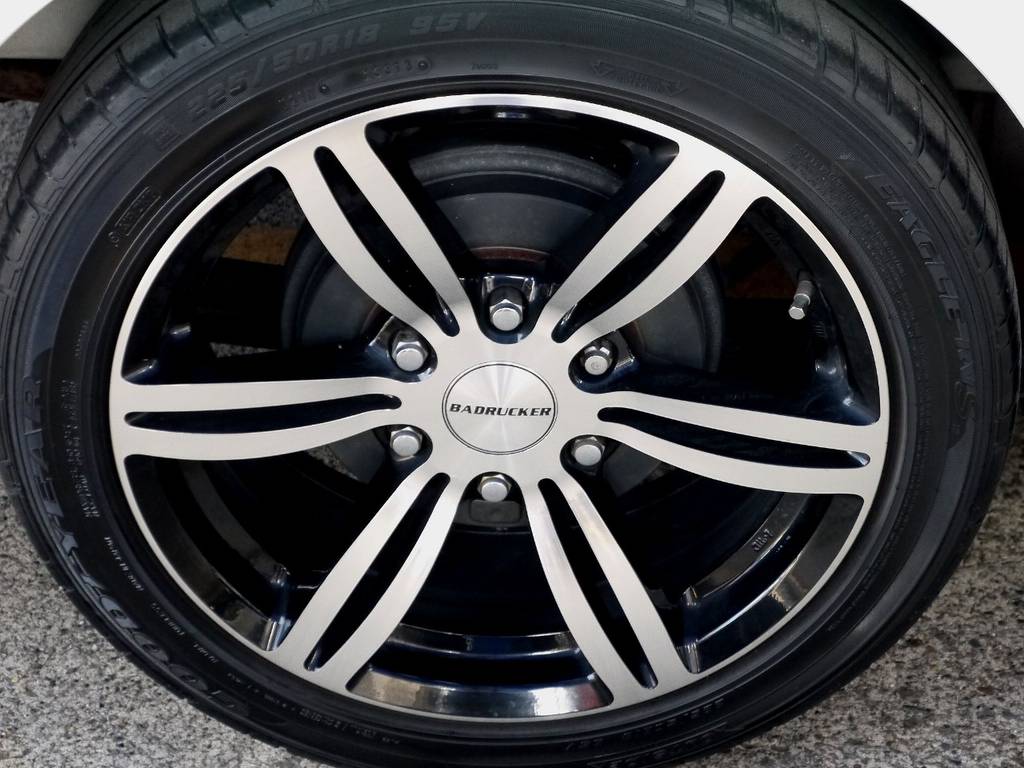 足元には４１５ＣＯＢＲＡ バットラッカー１８インチアルミをセット！！