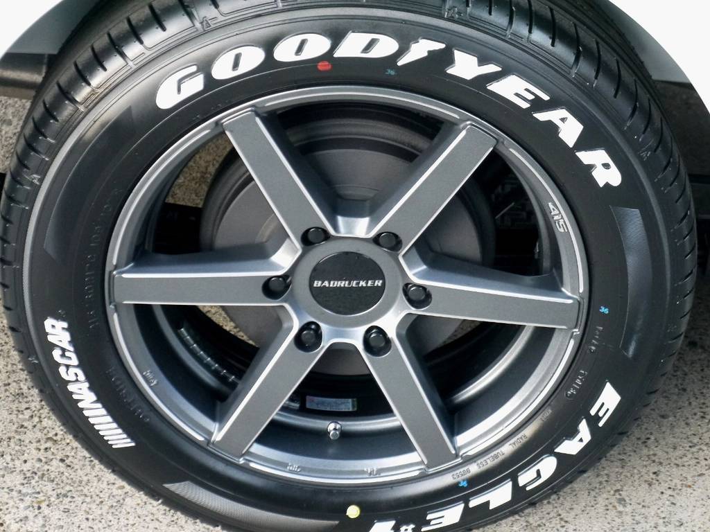 足元には４１５ＣＯＢＲＡ バットラッカーＳＤ－６ １７インチアルミにナスカータイヤをインストール！！