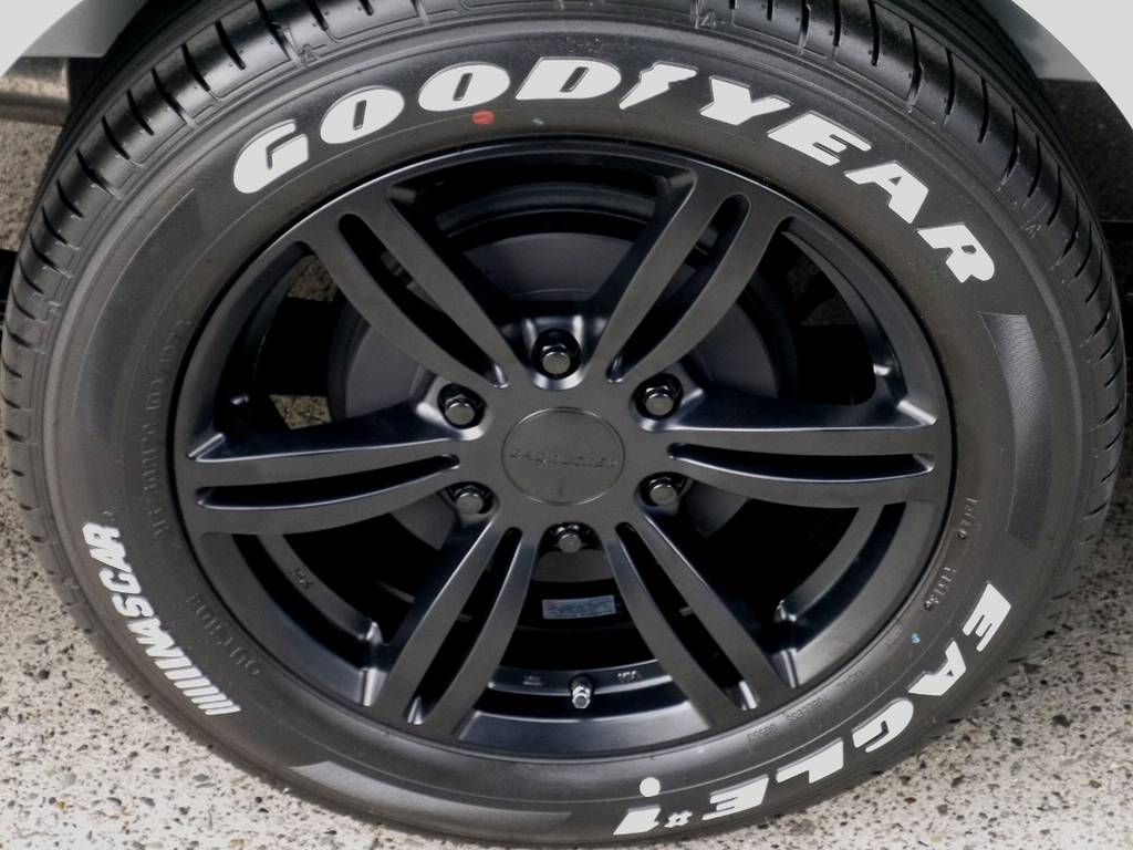 足元には４１５ＣＯＢＲＡ バットラッカー ステルスブラック１７インチアルミにナスカータイヤをインストール！！