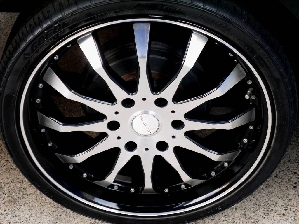 足元にはＥＵＲＯ－Ｓ２０インチアルミをセット！！