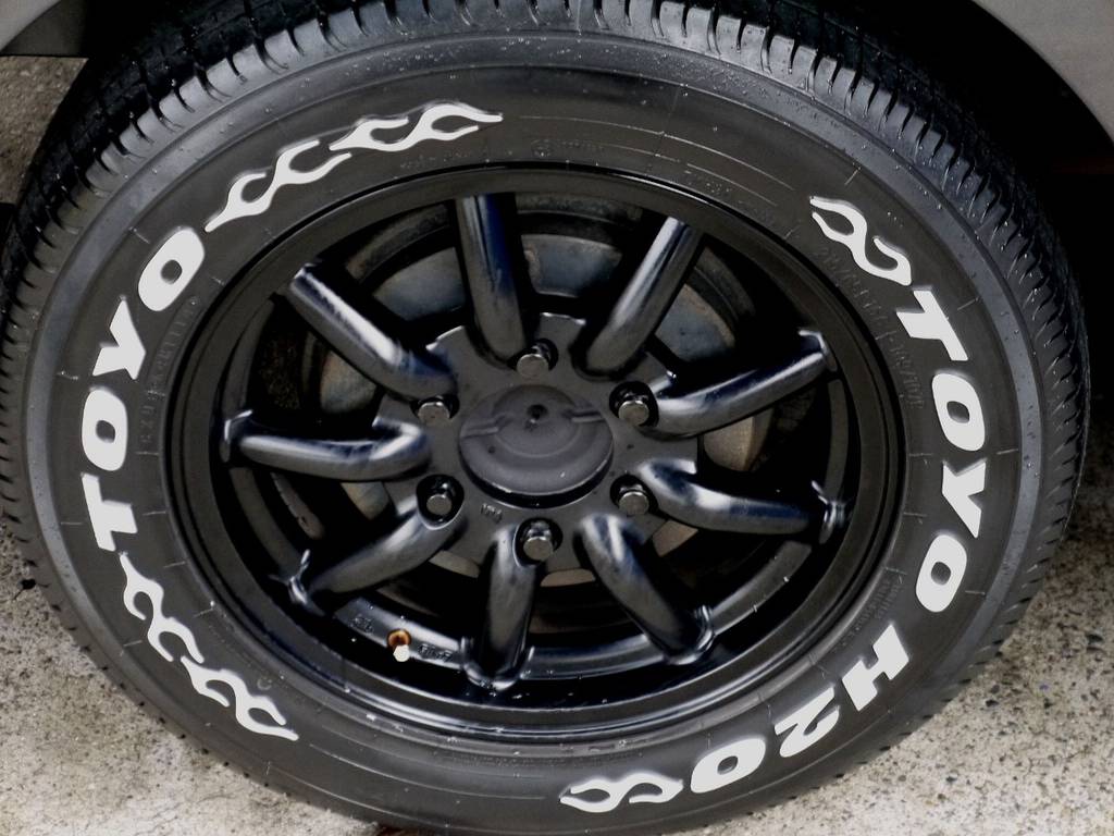 足元にはファブレスＭＣ－９ １６インチアルミにＴＯＹＯ　Ｈ２０タイヤをセット！！