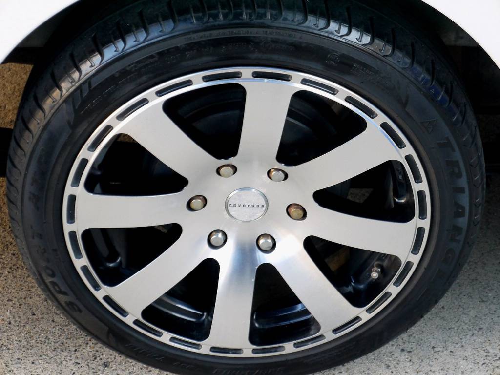 足元にはレベルソンＲ８ １８インチアルミをセット！！