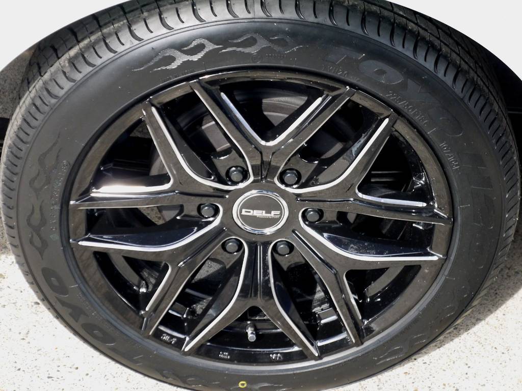 足元にはフレックスオリジナル Ｄｅｌｆ０１ １８インチアルミにＴＯＹＯ Ｈ２０タイヤをインストール！！