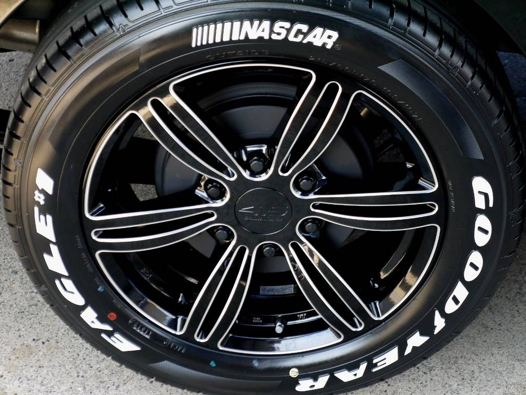 足元には４１５ＣＯＢＲＡ バットラッカーＢＸ１７インチアルミにナスカータイヤをインストール！！