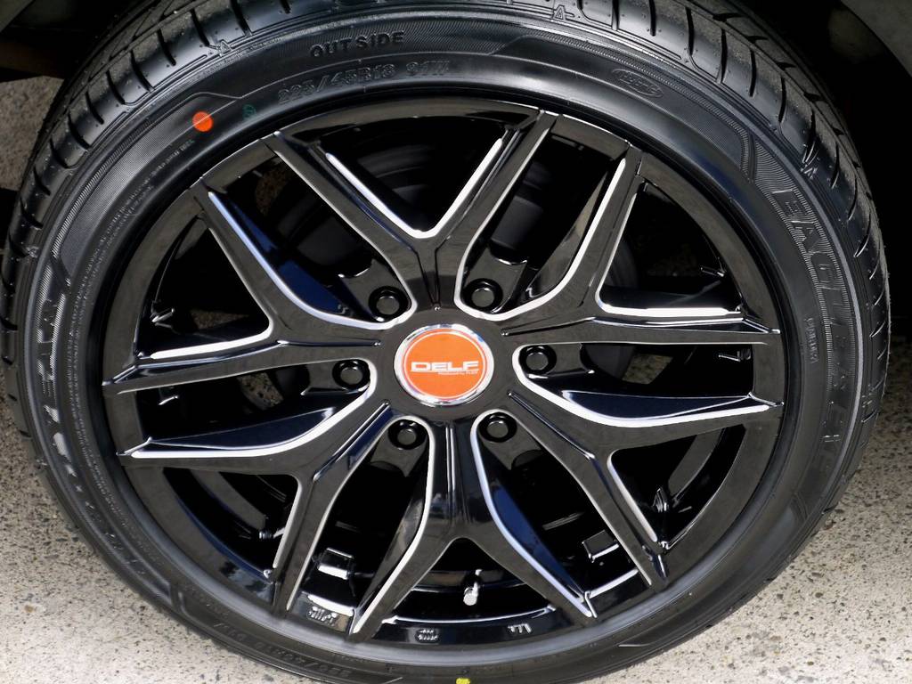 足元にはフレックスオリジナル Ｄｅｌｆ０１ １８インチアルミをインストール！！