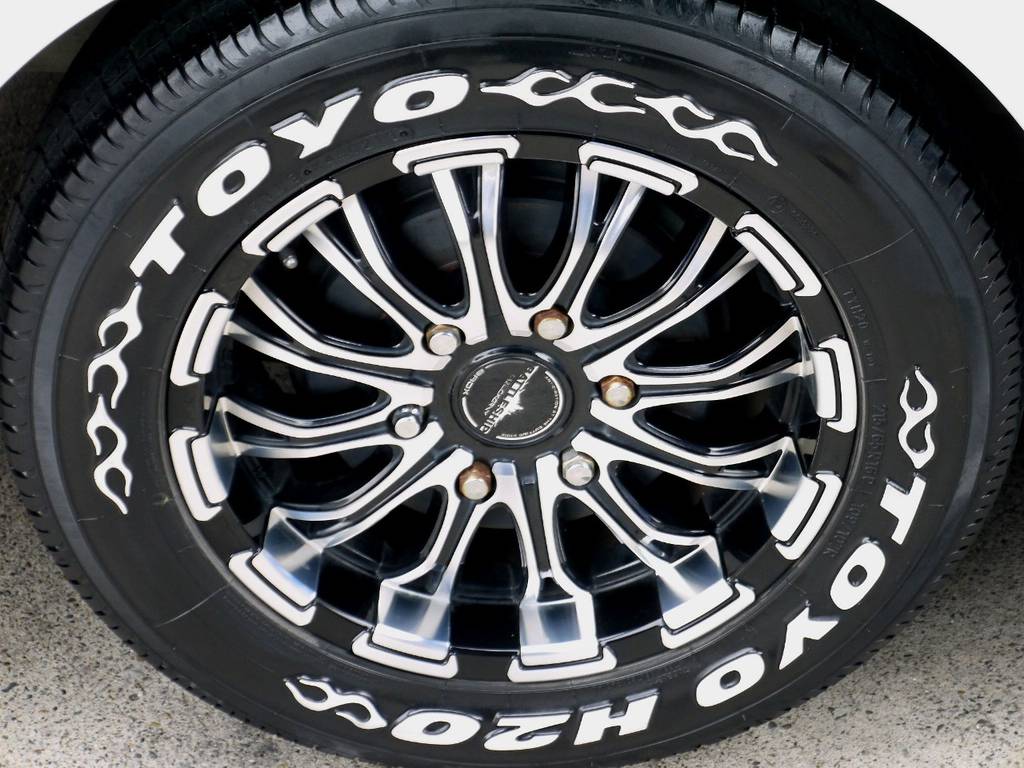 足元にはバトルシップ１６インチアルミにＴＯＹＯ Ｈ２０タイヤをセット！！