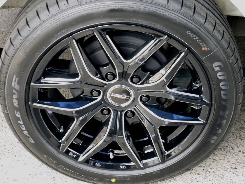 足元にはフレックスオリジナル Ｄｅｌｆ０１ １８インチアルミをインストール！！