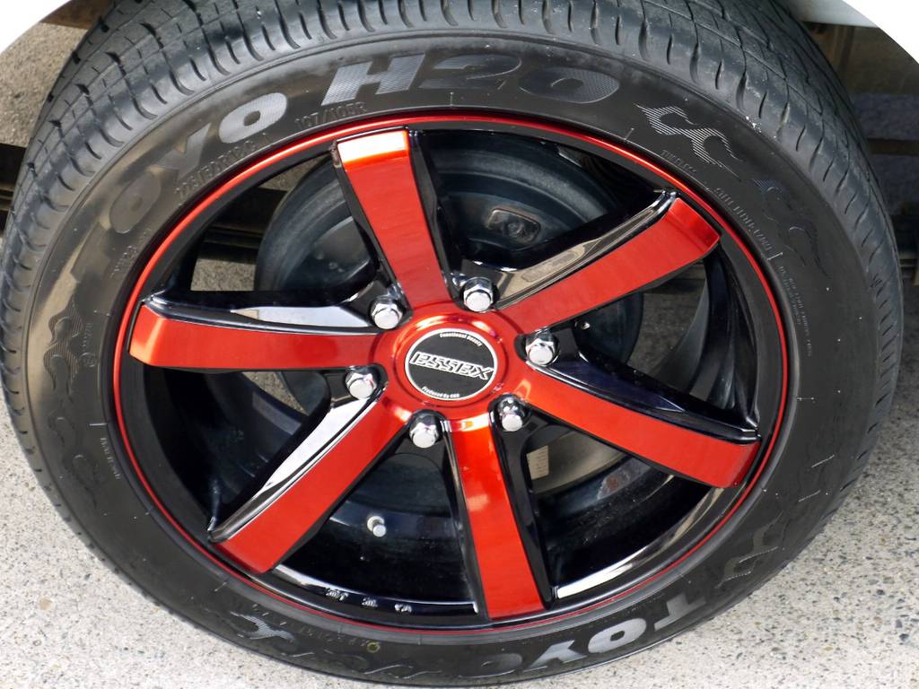 足元にはＥＳＳＥＸ ＥＣ１８インチ レッドクリアアルミにＴＯＹＯ Ｈ２０タイヤをセット！！