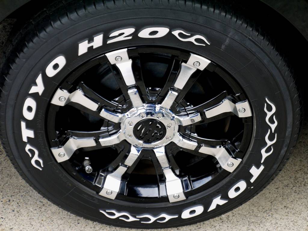 足元にはクリムソン ビースト１６インチアルミにＴＯＹＯ Ｈ２０タイヤをセット！！