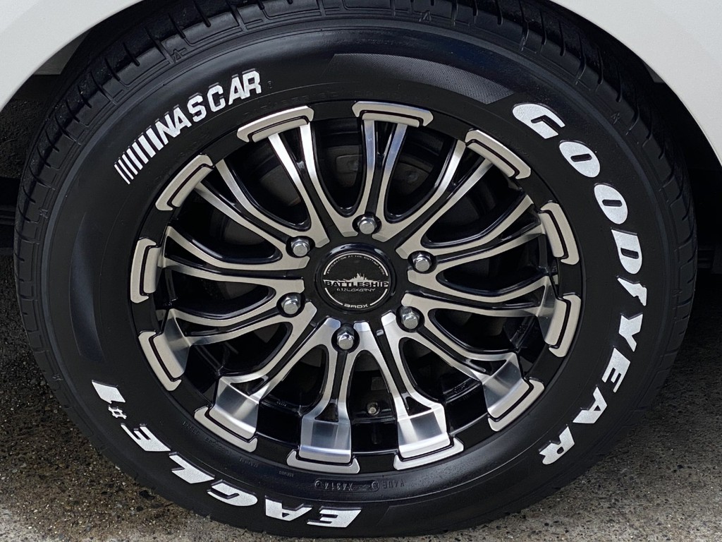 足元にはバトリシップ１６インチアルミにナスカータイヤをセット！！