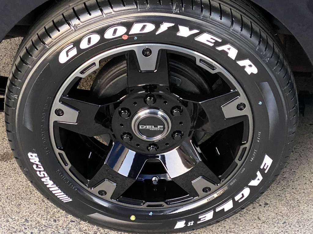 足元にはＦＬＥＸオリジナル Ｄｅｌｆ０３ １７インチアルミにナスカータイヤをインストール！！