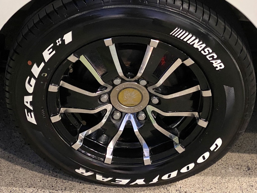 足元にはマッコイズ１６インチアルミにナスカータイヤをセット！！