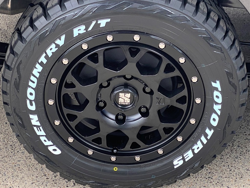 足元にはＸＴＲＥＭＥ－Ｊ ＸＪ－０４ サテンブラック１６インチアルミにＴＯＹＯ オープンカントリーをインストール！！