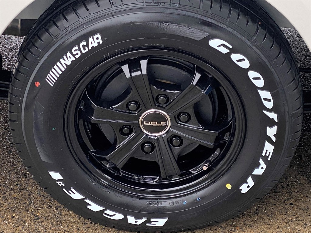 足元にはＤｅｌｆ０５ １５インチアルミにナスカータイヤをインストール！！