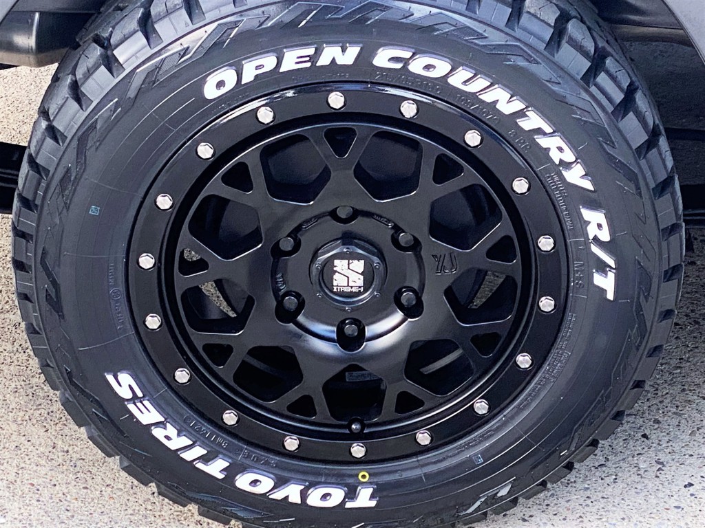 足元にはＸＴＲＥＭＥ－Ｊ ＸＪ－０４ サテンブラック１６インチアルミにＴＯＹＯ オープンカントリータイヤをインストール！！