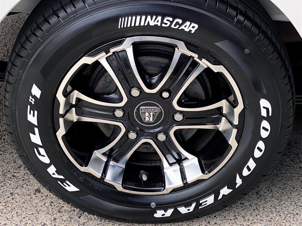 足元にはワイルドディープス１６インチアルミにナスカータイヤをセット！！