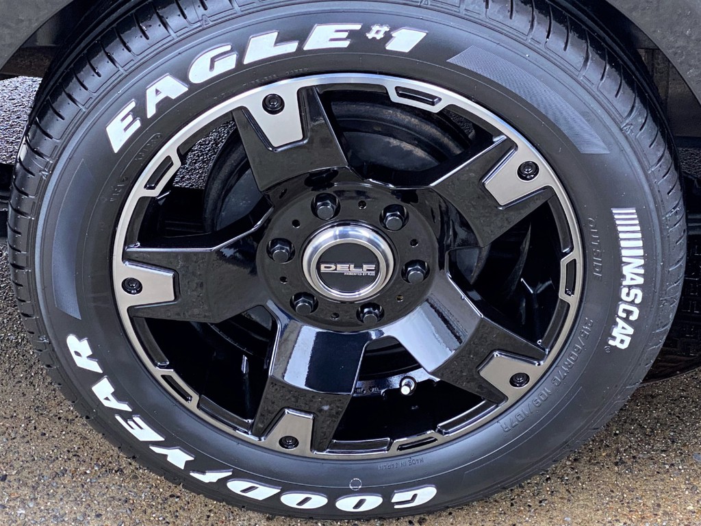 足元にはＦＬＥＸオリジナル Ｄｅｌｆ０３ １７インチアルミにナスカータイヤをインストール！！