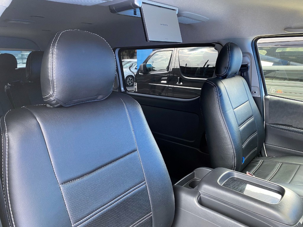 ブラックレザー調シートカバーで高級感を演出！！