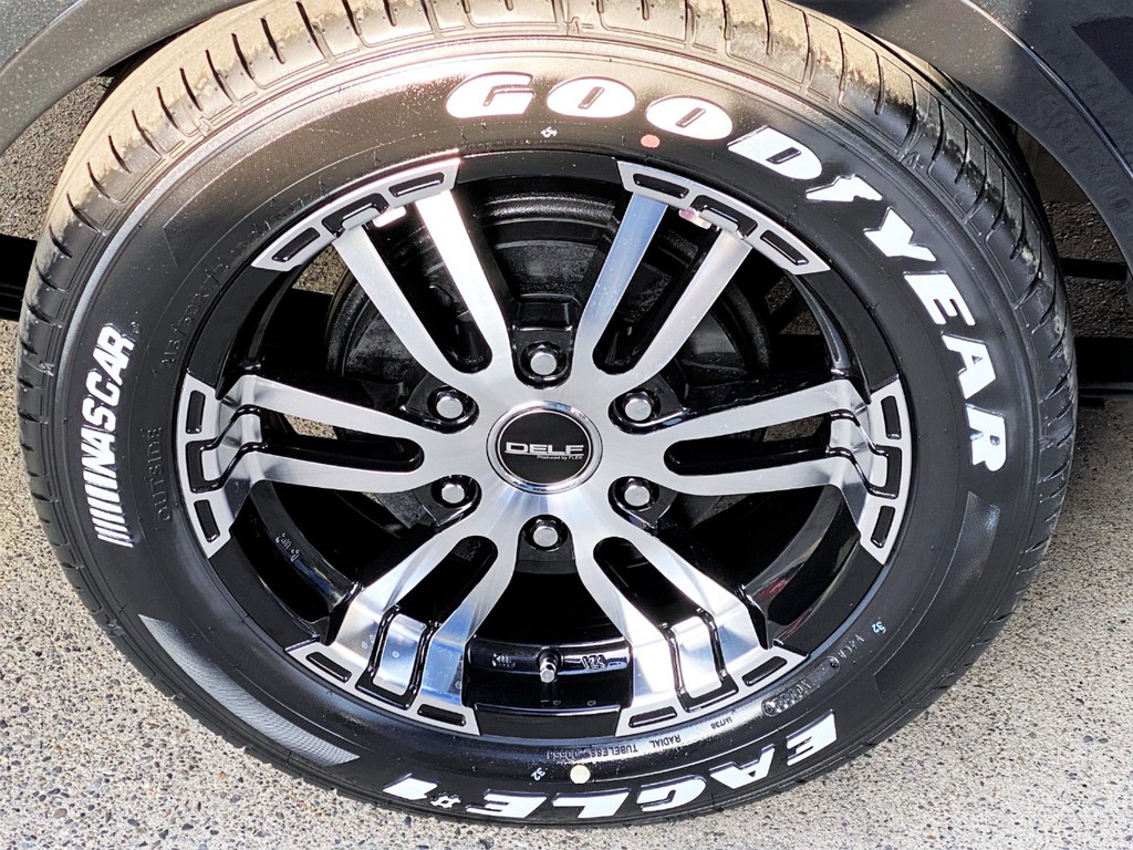 足元にはＦＬＥＸオリジナル Ｄｅｌｆ０２ １７インチアルミにナスカータイヤをインストール！！