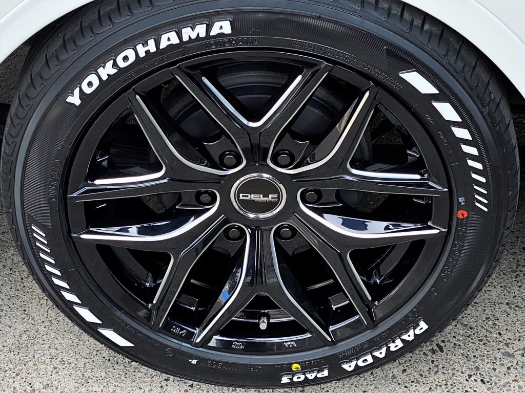 足元にはＦＬＥＸオリジナル Ｄｅｌｆ０１ １８インチアルミにＹＯＫＯＨＡＭＡパラダタイヤをインストール！！