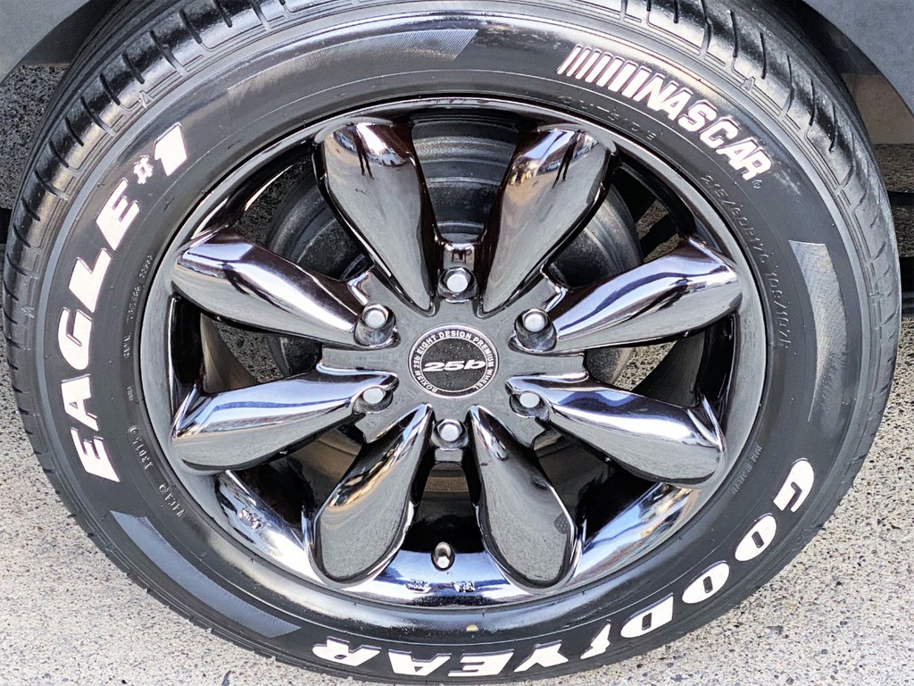 足元にはボクシー プレミアムホイール２５ｂ １７インチアルミにナスカータイヤをセット！！