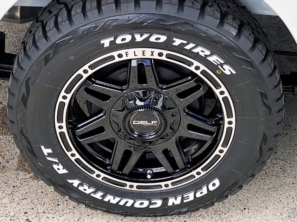 足元には４ＷＤに人気のＦＬＥＸオリジナル Ｄｅｌｆ０４ １６インチアルミにＴＯＹＯオープンカントリータイヤをインストール！！