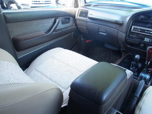 希少な茶内装の落ち着いた車内