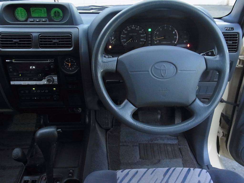 ゆったりとした運転席周り！