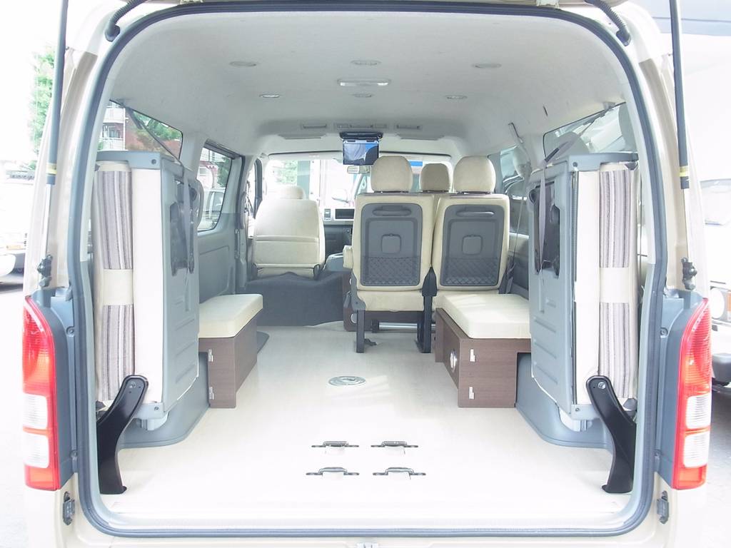 全面フローリング施工！４列目シートを畳めば更に荷物が詰め込めます！