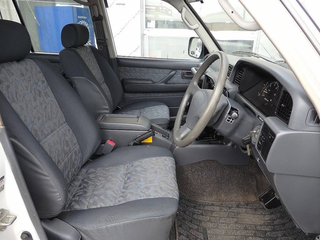 運転席も目立つヘタリもなく気持ち良く運転して頂けます☆