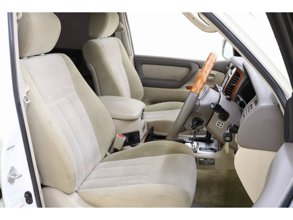 運転席、助手席もへたりが少なくコンディションが良いです