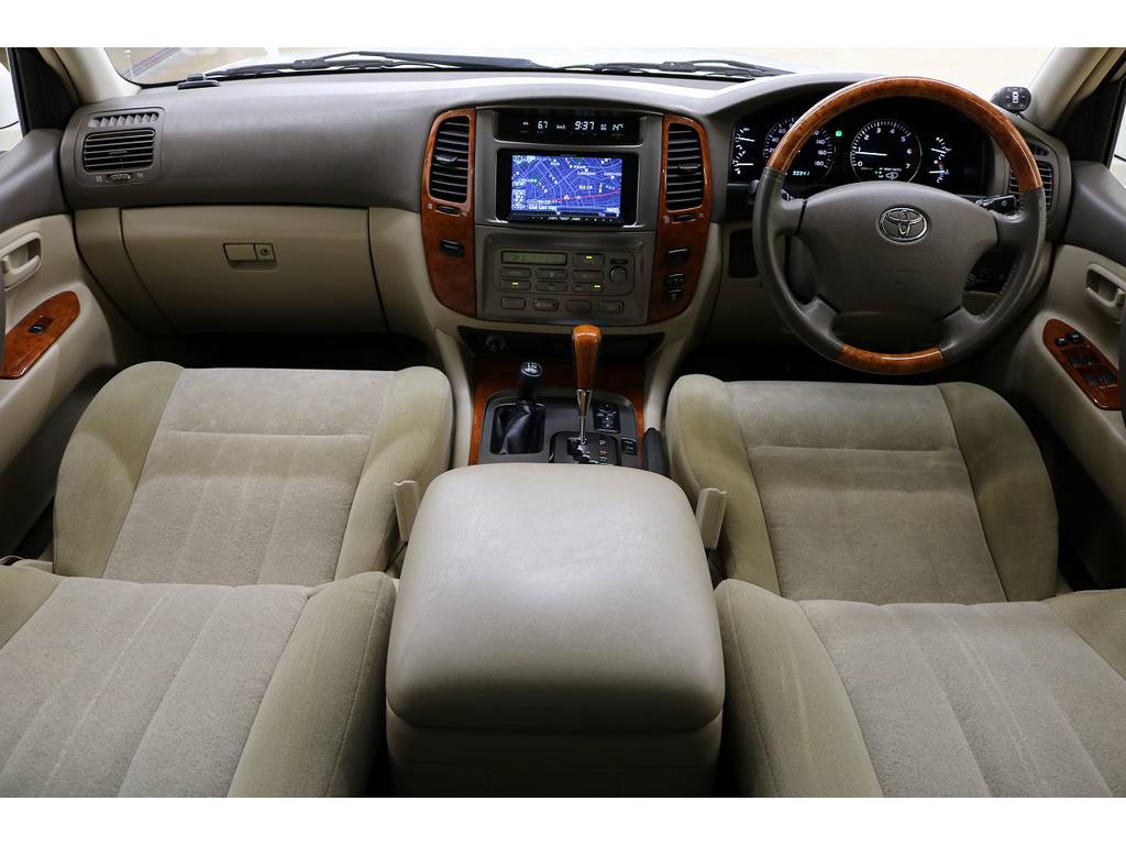 アクティブハイトコントロール（車高調整）、スカイフックTEMS（減衰圧調整）付き