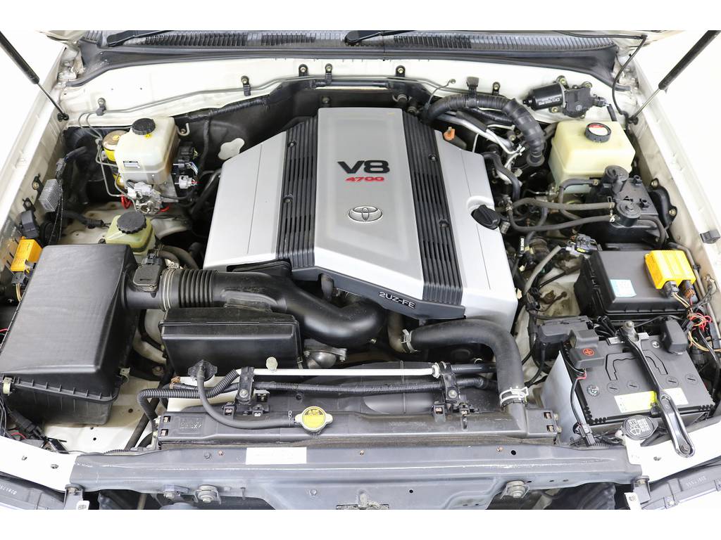 2UZ:V8エンジンはパワフルでスムーズな加速が味わえます