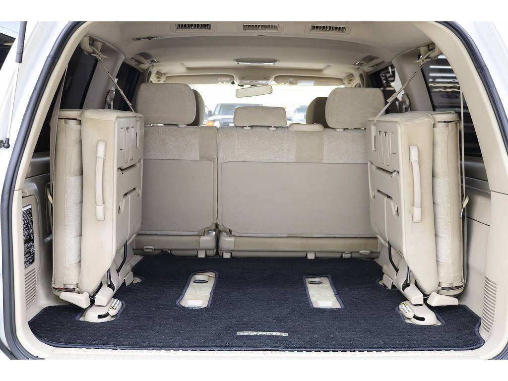 サードシートを収納すれば広々カーゴスペースになります