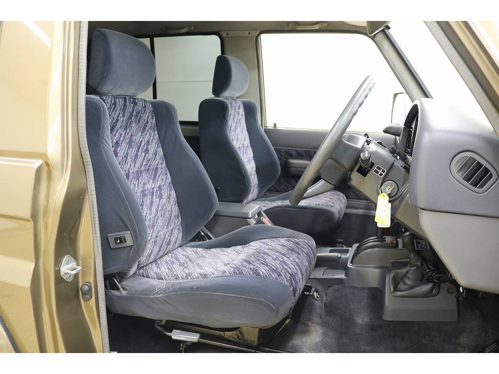 運転席/助手席共にへたり等少なく綺麗な状態が保たれております♪