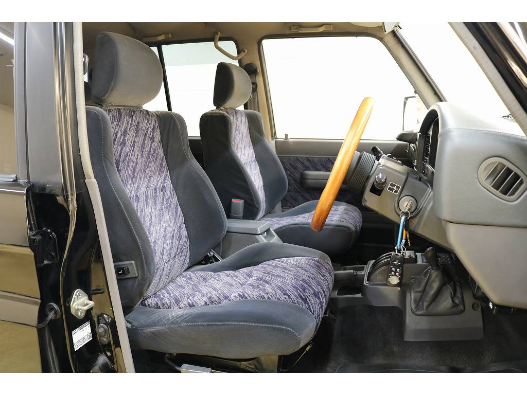 運転席/助手席共に年式に比べ綺麗な状態が保たれております♪