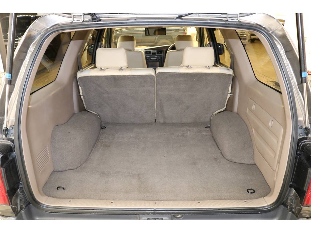 ラゲッジルームは広々と荷物が沢山積めます♪