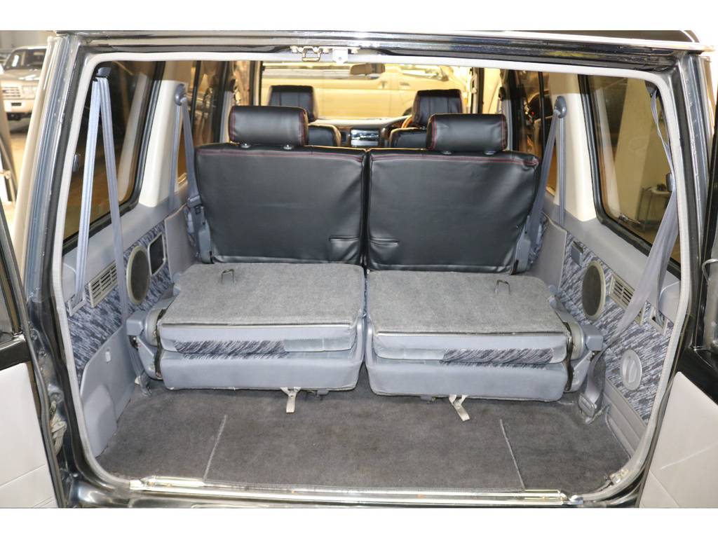 ３列目シートは跳ね上げ式となりますので荷室も確保出来ます♪