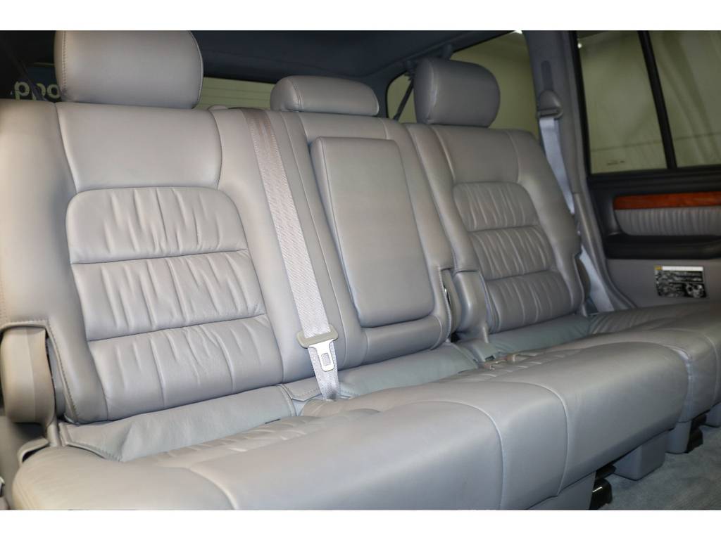 後部座席は大人の方でもゆったりとお座り頂けるスペースが御座います♪