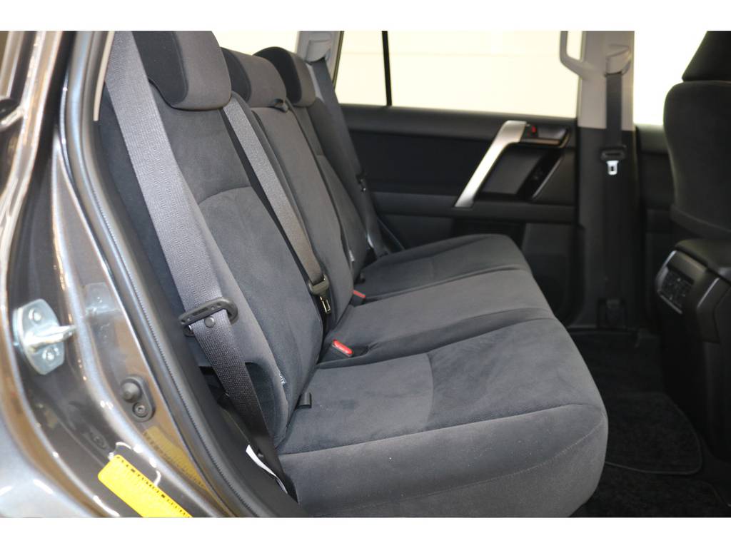 ２列目は大人の方でもゆったりとお座り頂けます♪